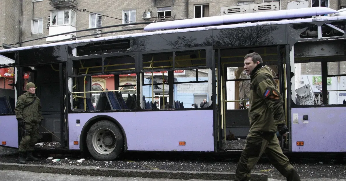 Пошкоджений тролейбус після обстрілу · Донецьк