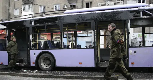 Пошкоджений тролейбус після обстрілу · Донецьк