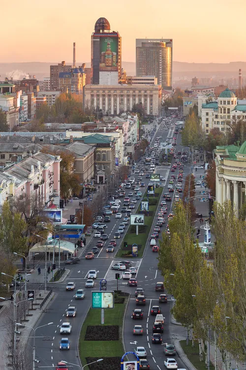 Вулиця Артема у вечірній годині · Донецьк