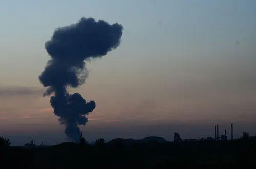 Дим над містом після обстрілу · Донецьк, 2014