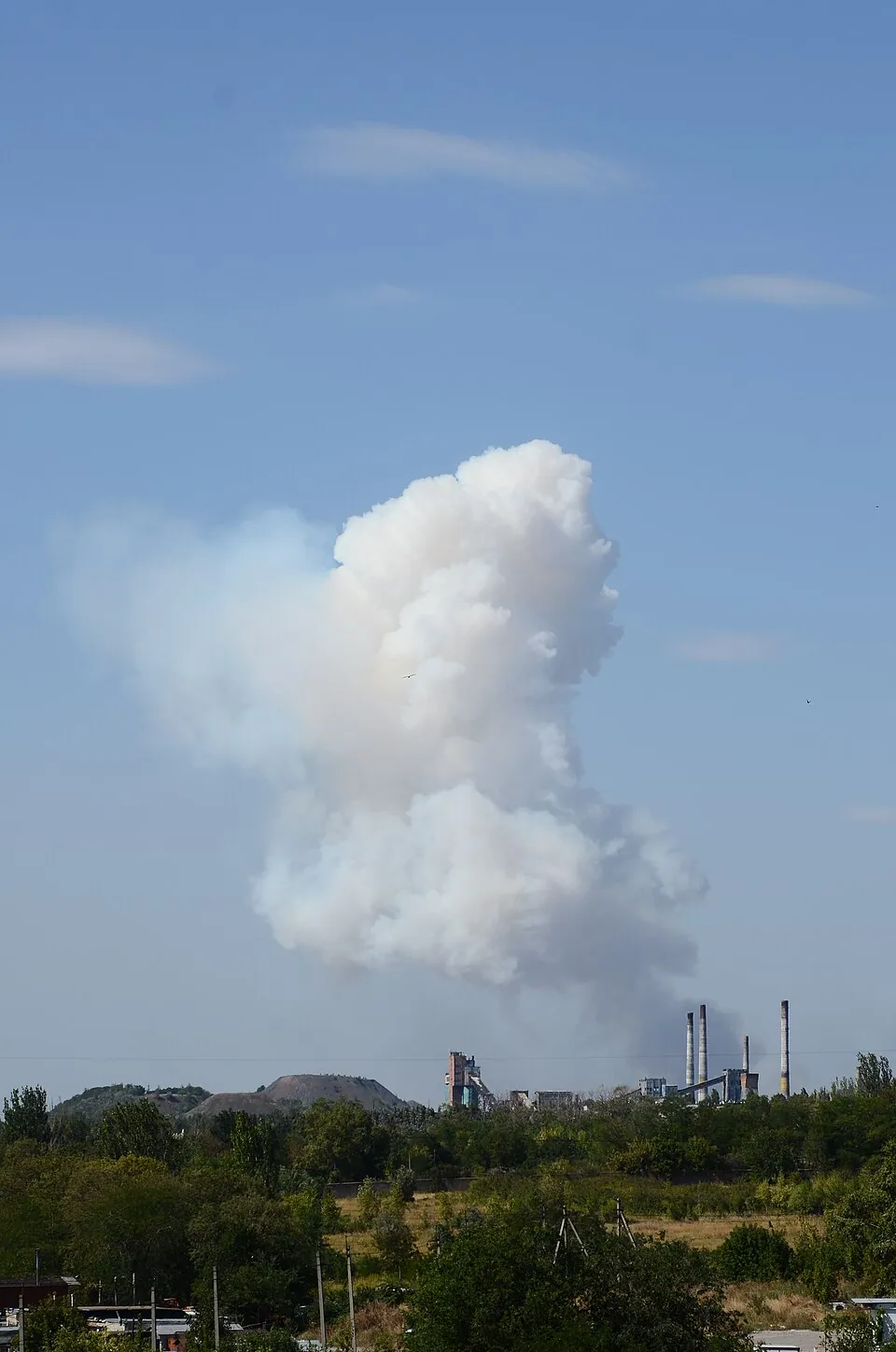 Дим над містом після обстрілу · Донецьк, 2014