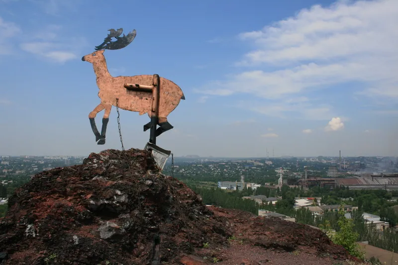 Олень над містом · Донецьк