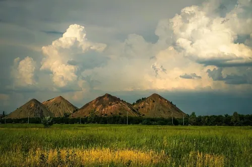 Пагорби в хмарах · Донецьк