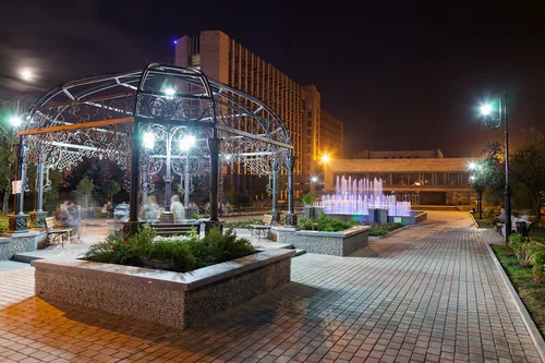 Кована альтанка й фонтан у нічному парку · Донецьк