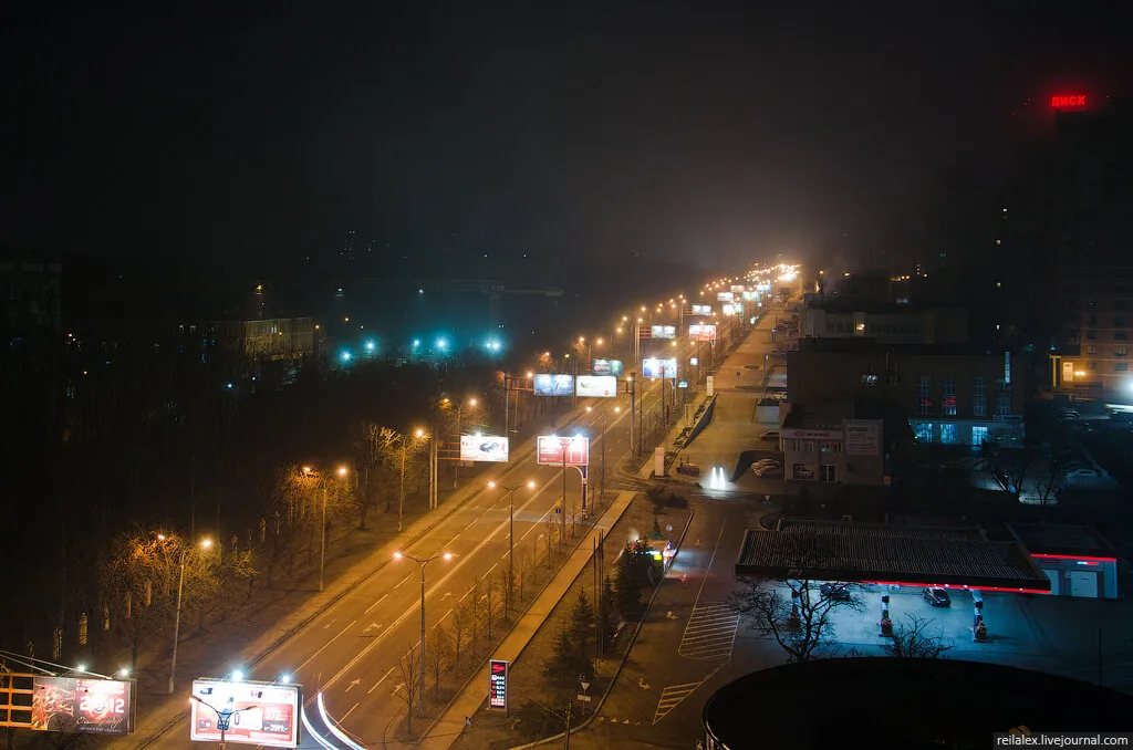 Нічний проспект з висоти · Донецьк