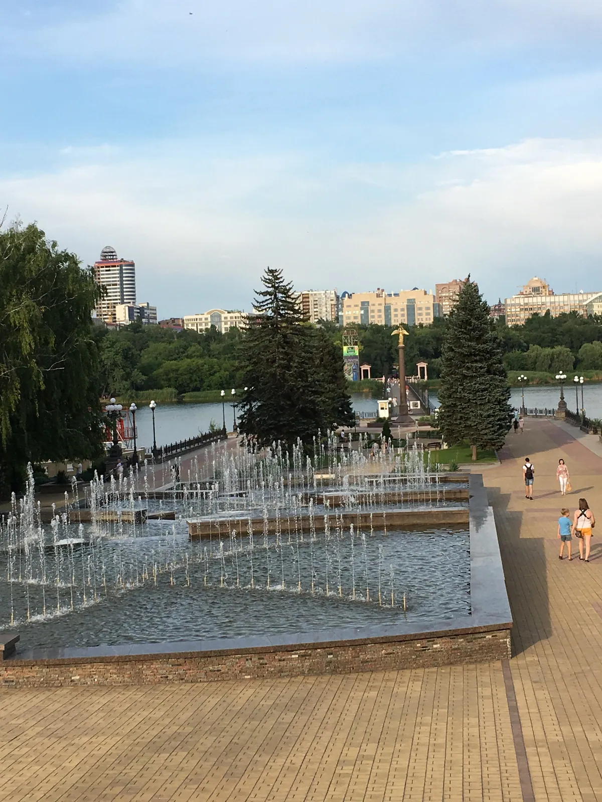 Донецьк · фонтан у центрі міста