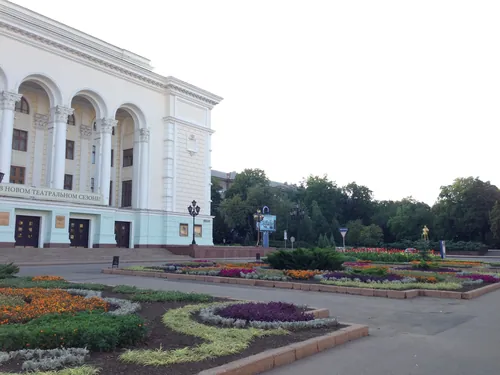 Донецьк · квітники біля філармонії