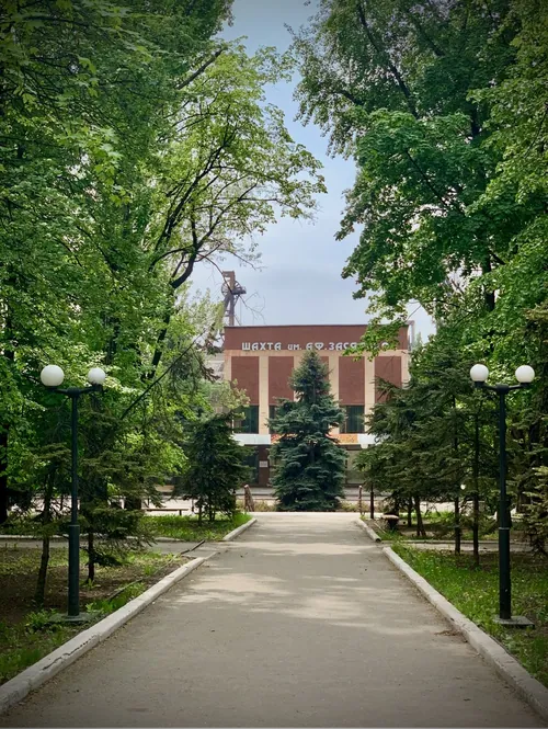 Київський район · алея в парку