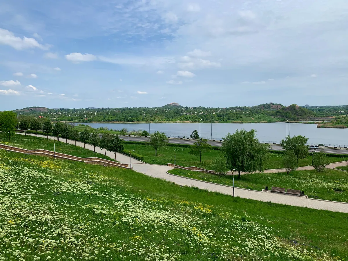 Донецьк · алея вздовж води