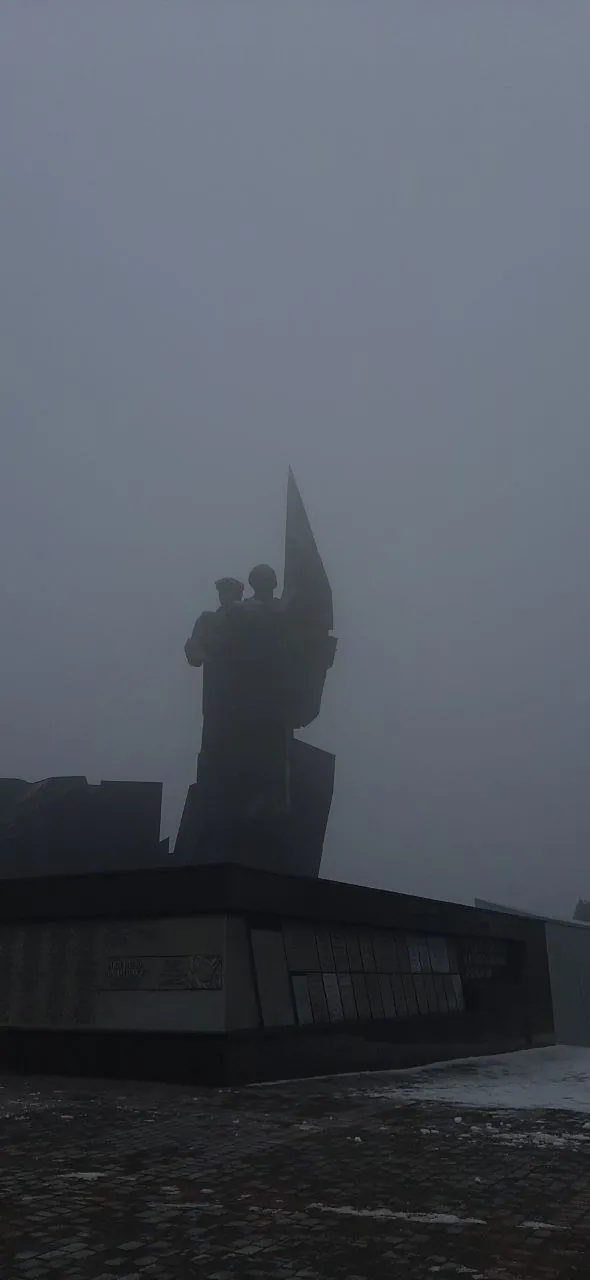 Меморіальний комплекс · зимовий туман