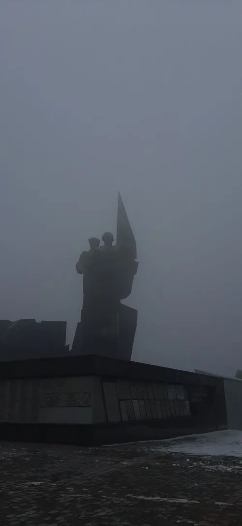 Меморіальний комплекс · зимовий туман