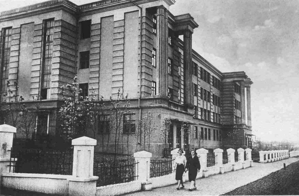 Середня школа №33 на розі Ленінського проспекту й Куйбишева
