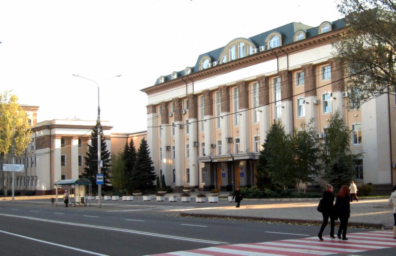 Будинок над площею · Донецьк